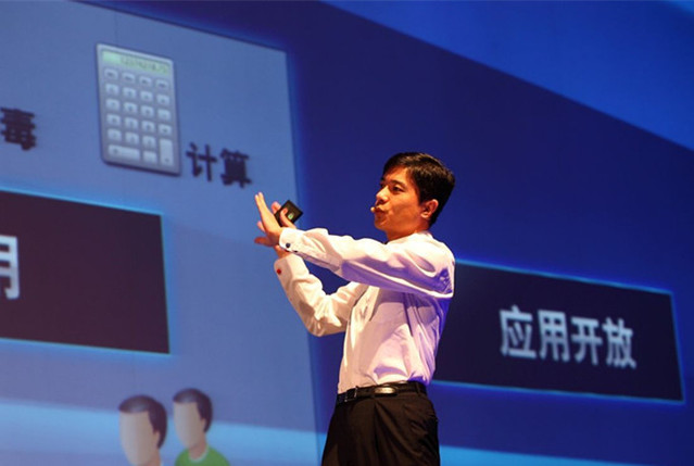 李彥宏：可以把傳統(tǒng)產(chǎn)業(yè)都推倒 用互聯(lián)網(wǎng)思維再做一遍